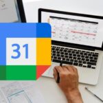 logo de Google calendar, de fondo hay unas manos ante un teclado de computadora, donde se visualiza una agenda digital.
