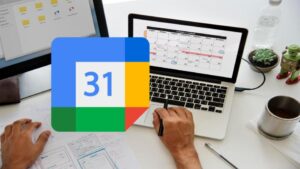 logo de Google calendar, de fondo hay unas manos ante un teclado de computadora, donde se visualiza una agenda digital.