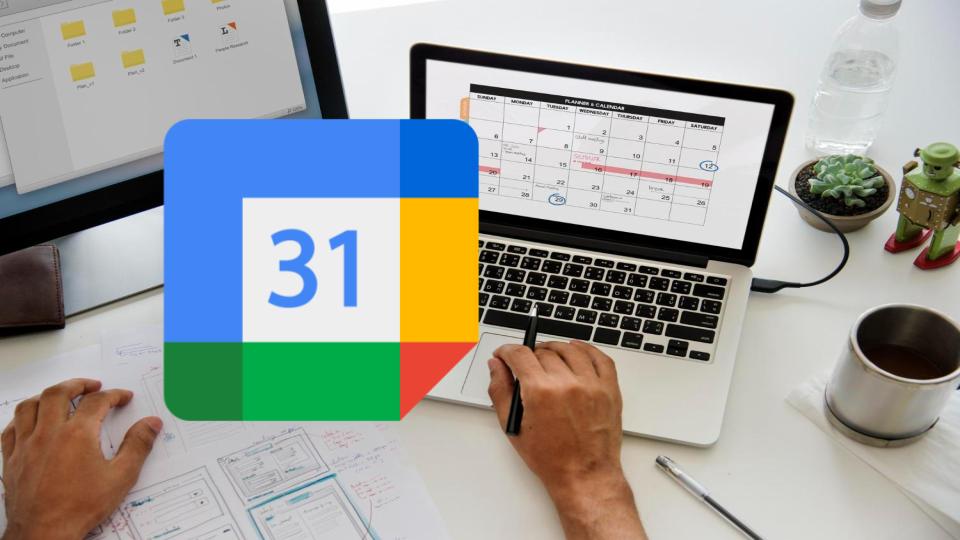logo de Google calendar, de fondo hay unas manos ante un teclado de computadora, donde se visualiza una agenda digital.