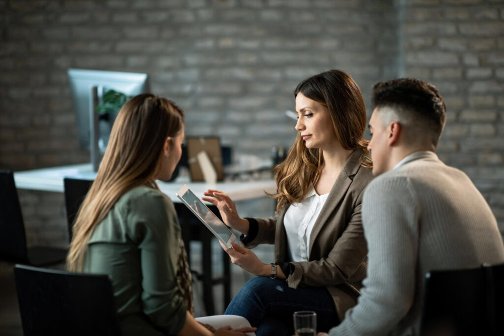 Mujer recibe feedback de otras personas, escucha activamente sobre cómo ser más eficiente en el trabajo.