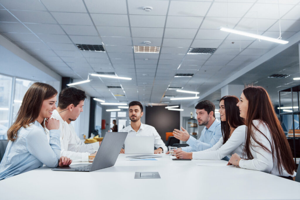Un grupo de personas reunidas en una sala de juntas dentro de una empresa grande en México.