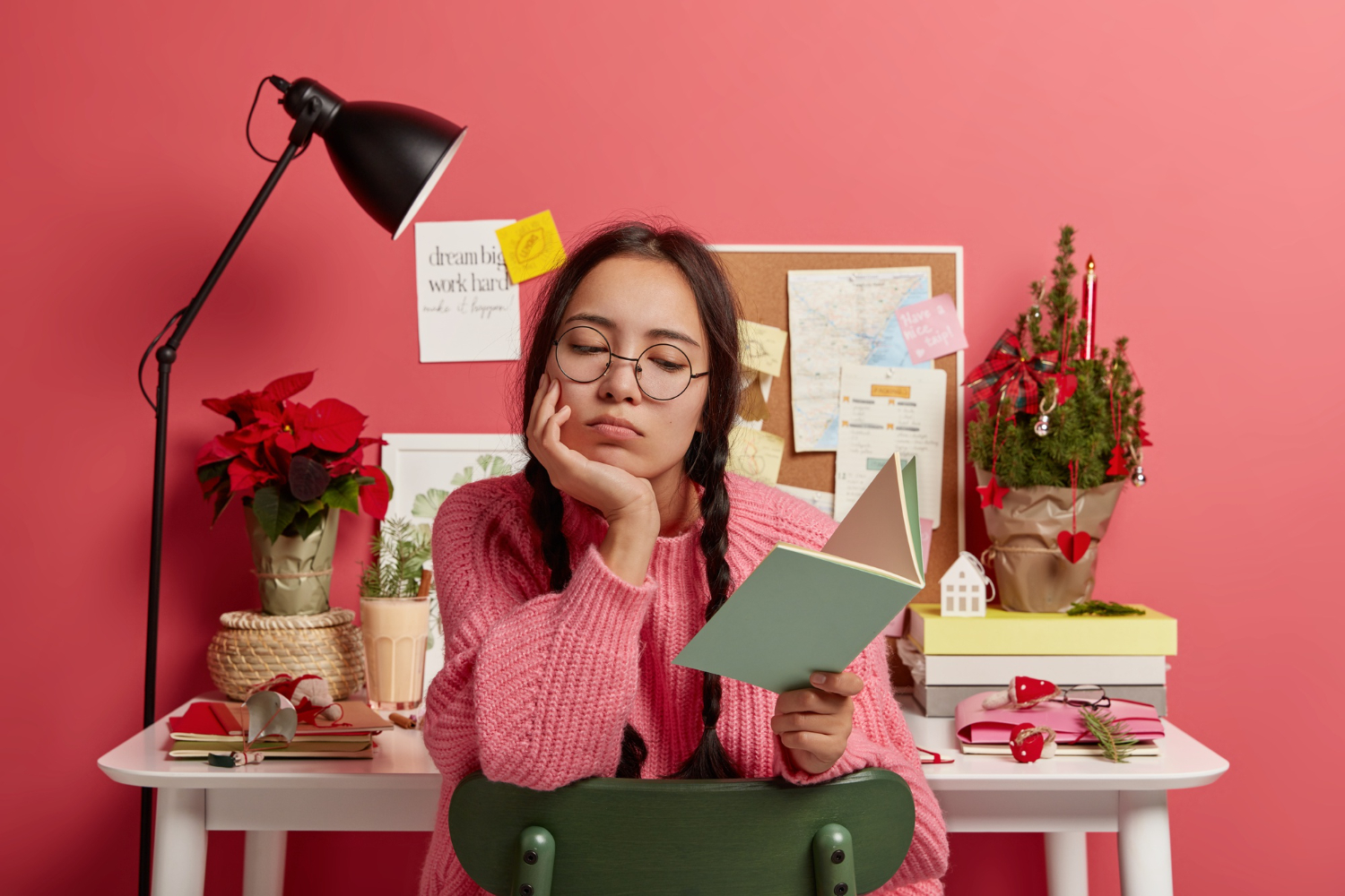 Mujer leyendo cómo dejar de procrastinar.