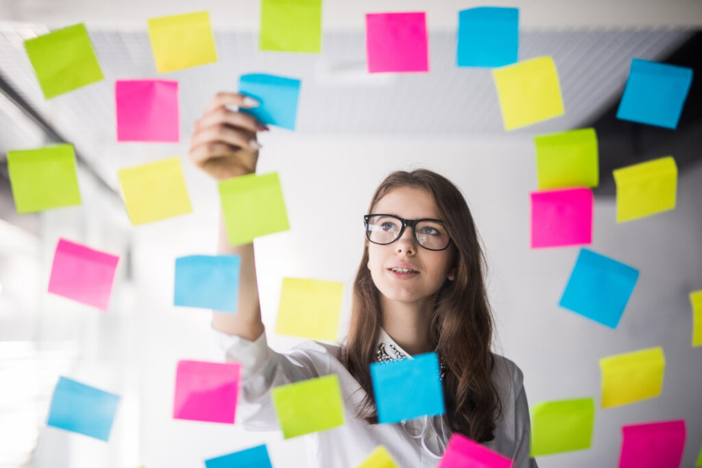 Persona entendiendo cómo vencer la procrastinación.