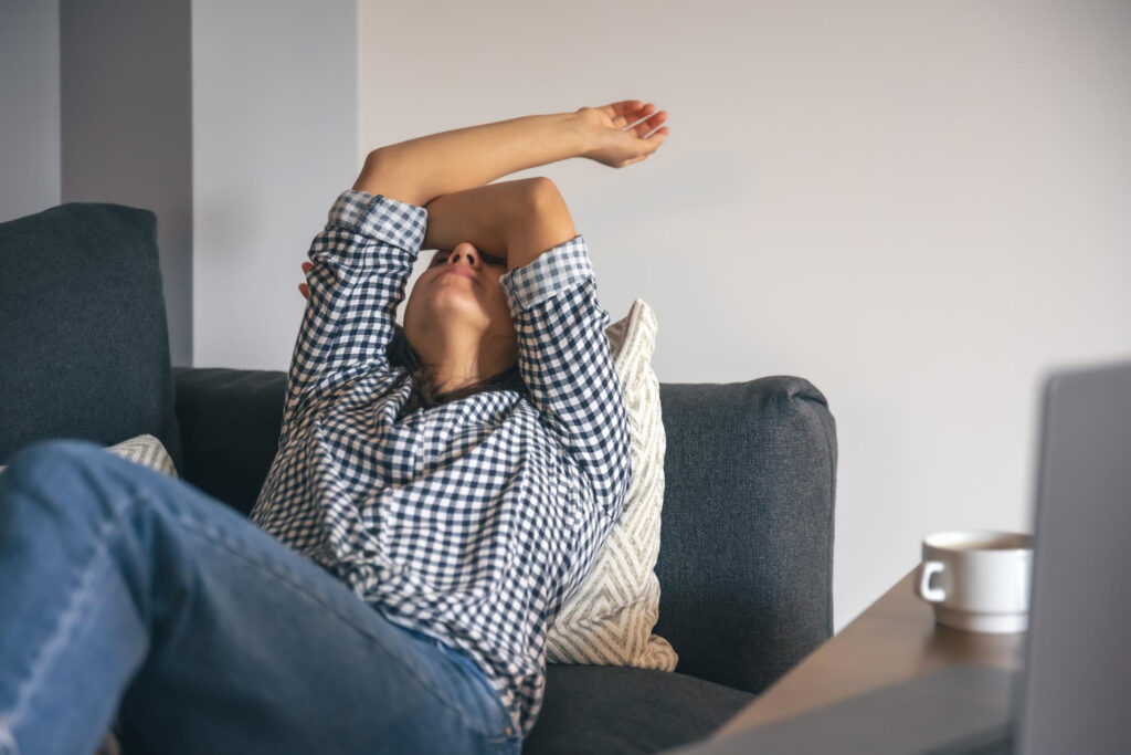 Ejemplo de persona con estrés, una de las consecuencias de procrastinar.