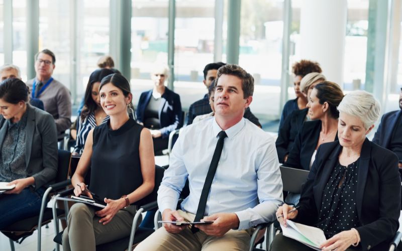 Empresarios y emprendedores asisten a sesión de capacitación avanzada sobre gestión y herramientas para profesionalizar su Pyme.
