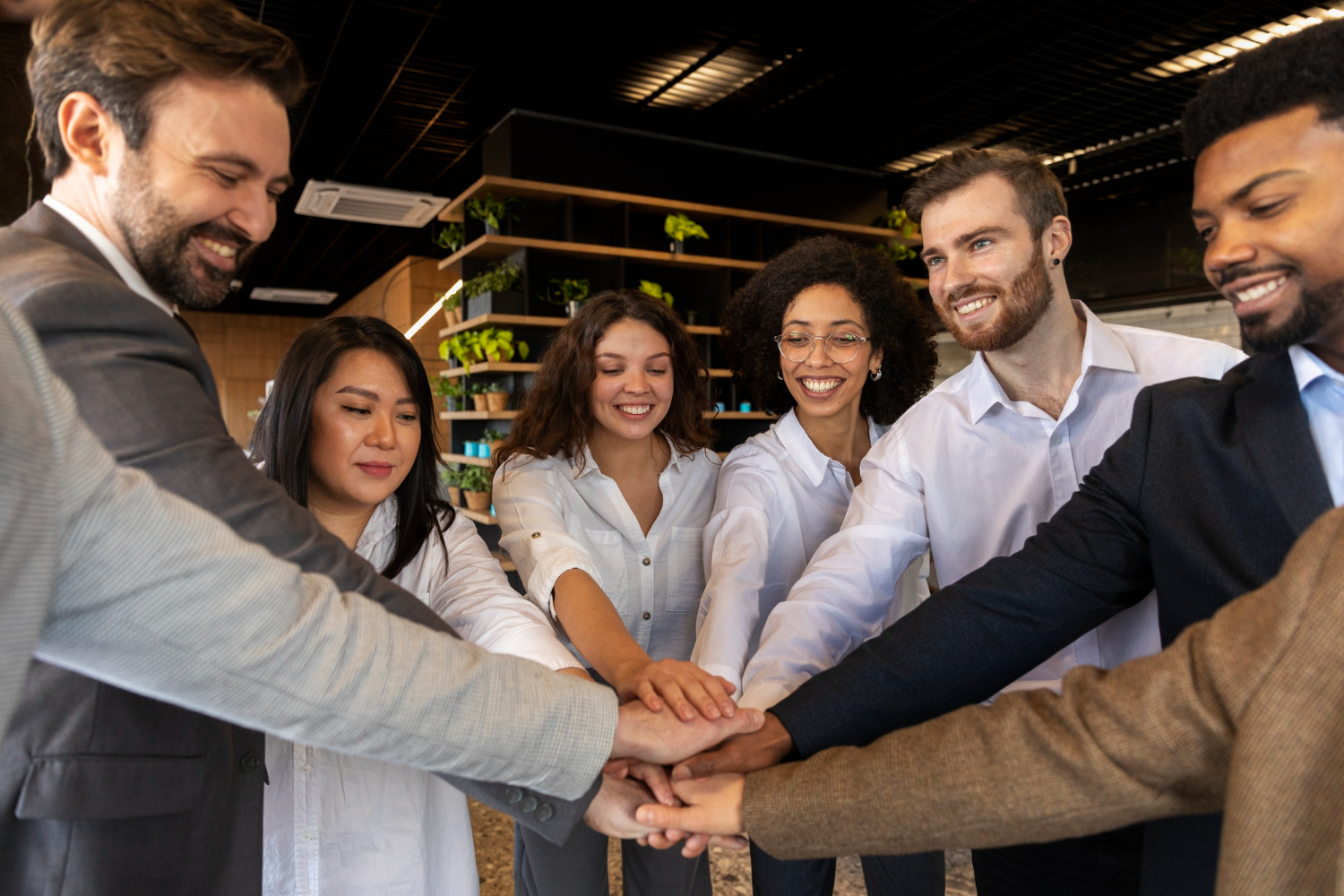 Equipo preparándose para trabajar el impacto social de una empresa.