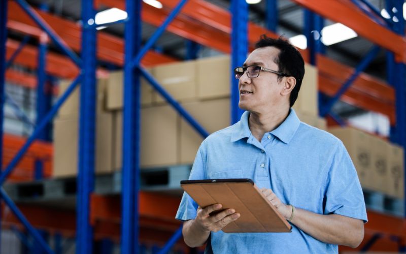 Empresario mexicano supervisando inventario en almacén, reflejo del impacto operativo de las pymes en sectores clave en México.