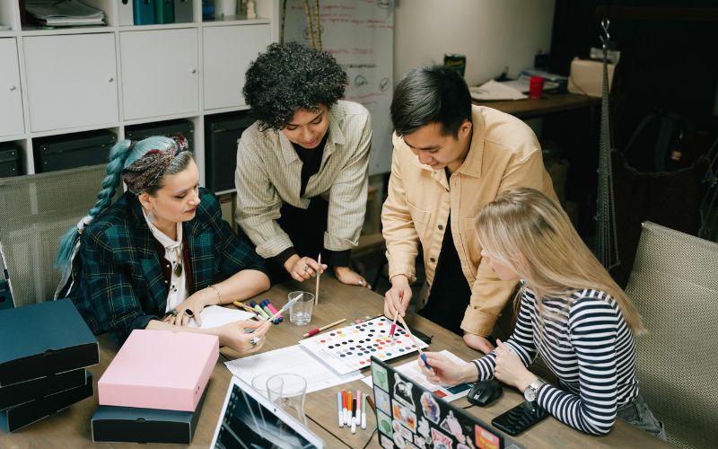 Equipo de marketing analizando estrategias basadas en urgencia, escasez y prueba social para generar efecto FOMO