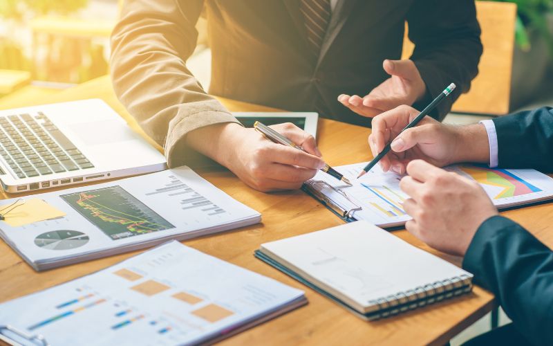 Profesionales analizan cómo una idea puede generar ingresos mediante un modelo de negocio estructurado y orientado al valor.