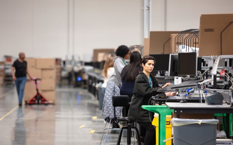 Trabajadora en línea de producción dentro de una pyme industrial mexicana con personal y estructura operativa definidos.