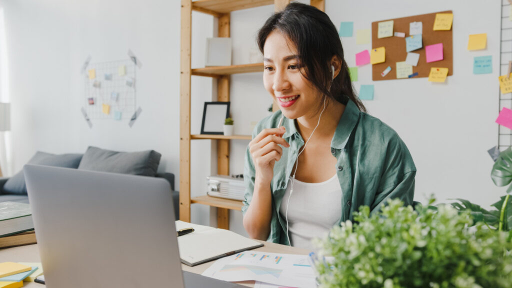 Mujer joven toma un curso virtual desde casa, para poner en práctica la capacitación constante, con el fin de cultivar una mente emprendedora.