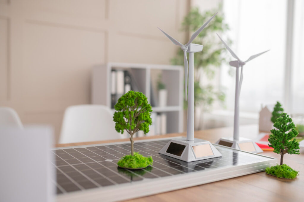 Maqueta de paneles solares, hélices de energía eólica y árboles, que sirve para representar fuentes de energías limpias.