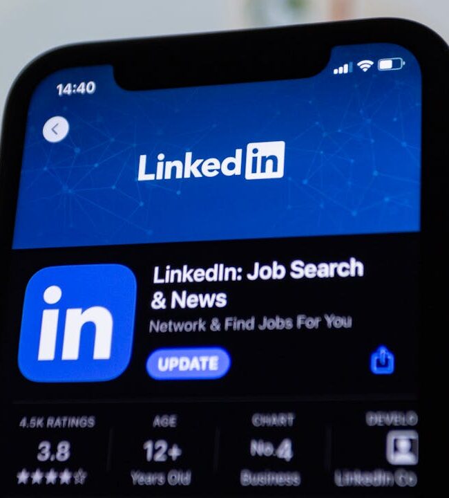 Vista de la aplicación móvil de LinkedIn en un teléfono celular.