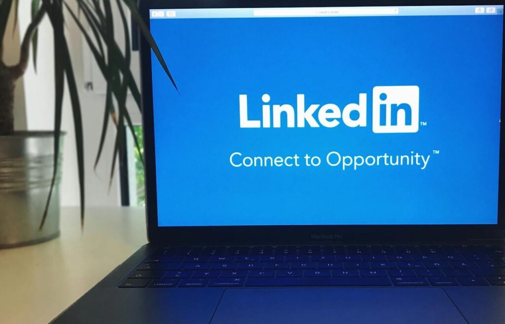Vista del logotipo de LinkedIn en una computadora portátil, que a su vez se encuentra sobre un escritorio.