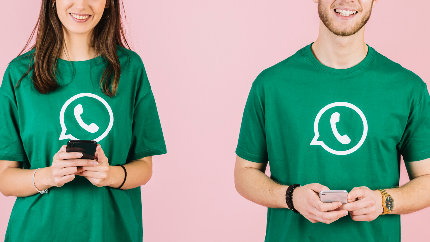 Vista parcial de dos personas que tienen playeras con el logo de WhatsApp y envían mensajes con su téléfono celular.