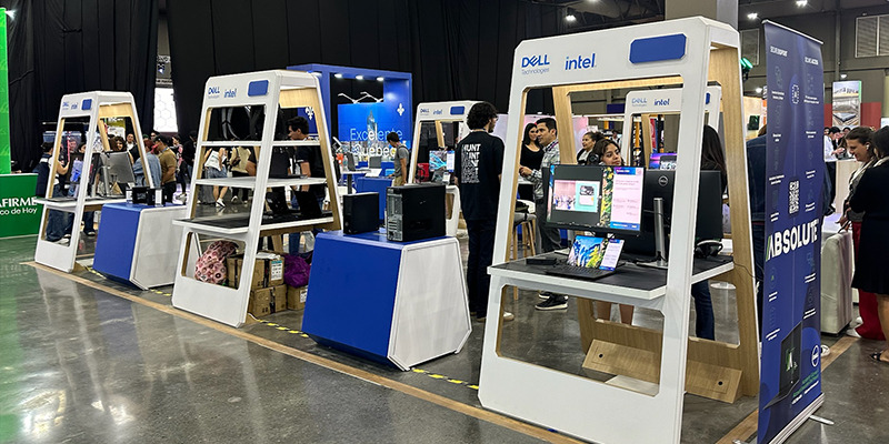 Vista stands de marcas de tecnología, como parte de las actividades del festival incMTY.