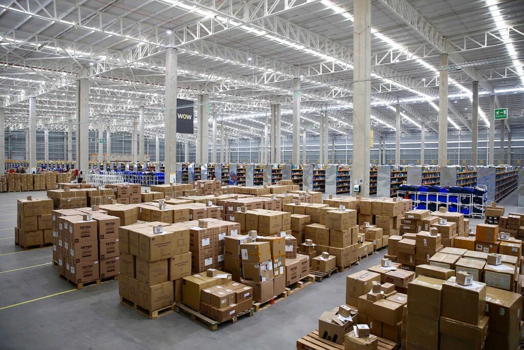 Vista panorámica de un almacén en un centro logístico de Mercado Libre.