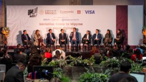 Fotografía del evento Crece tu Pyme Visa, donde aparecen funcionarios de gobierno que presentaron la iniciativa.