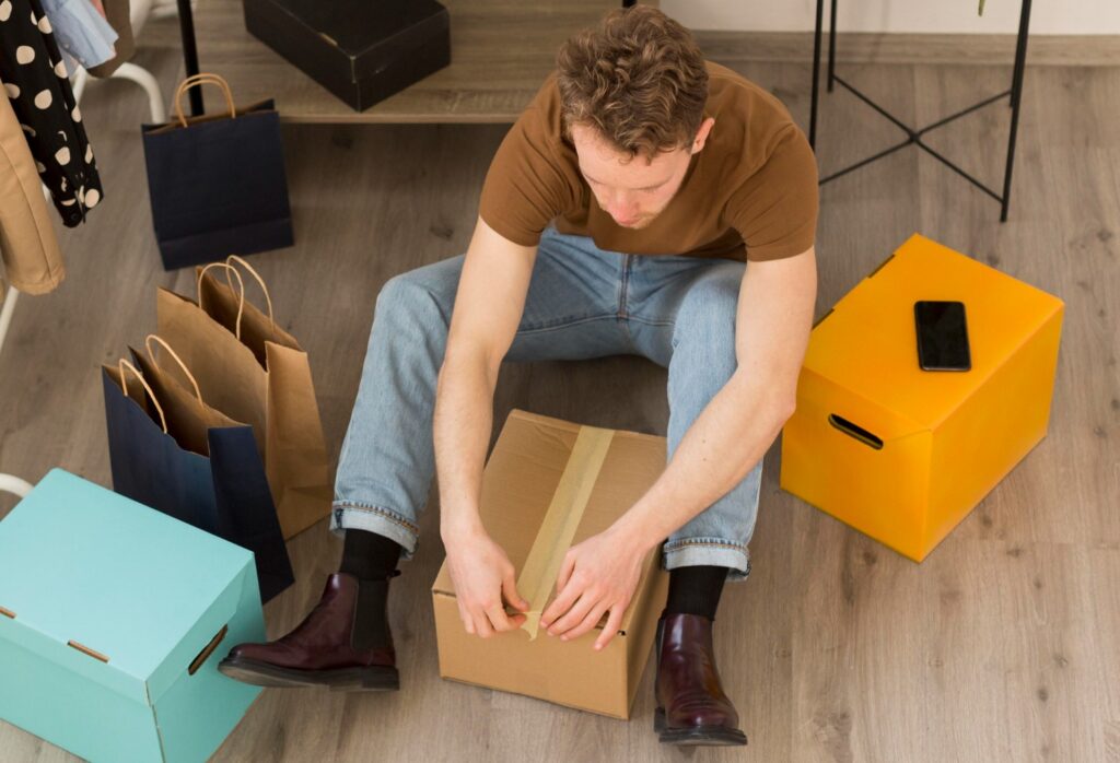 Hombre se dispone a abrir un paquete solicitado a través de una plataforma de e-commerce