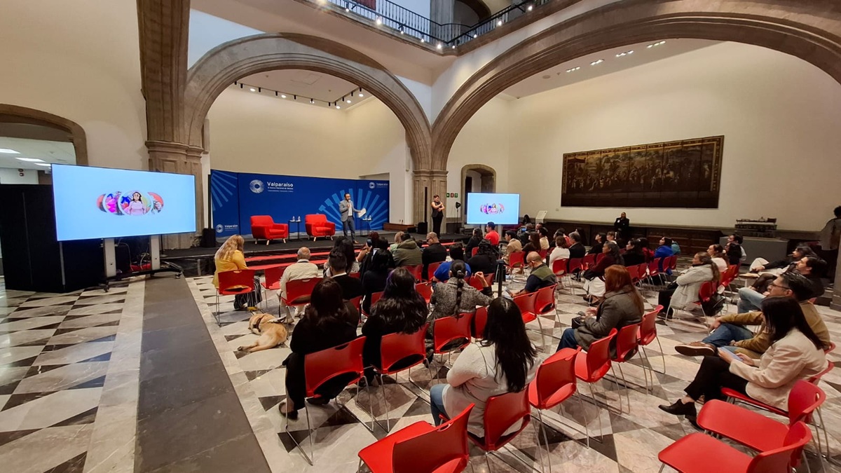 Salón lleno de personas que ponen atención a ponentes en la graduación de emprendedores con discapacidad.