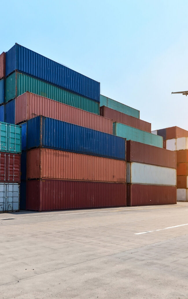 Vista de diversos contenedores que ilustra las importaciones de china y otros países.