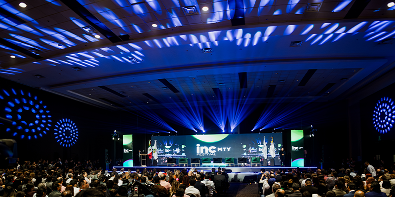Vista de una sala llena de personas que asisten al evento incMTY en Monterrey.