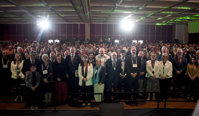 Participantes al STS Forum 2025 posan para la cámara. 