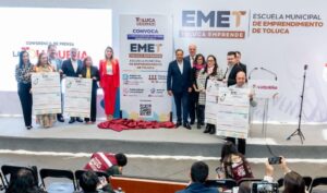 Templete del evento, donde las autoridades presentaron la escuela de emprendimiento en Toluca, Estado de México.