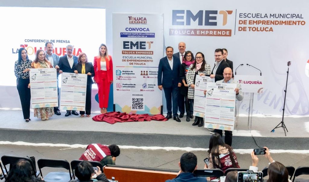 Templete del evento, donde las autoridades presentaron la escuela de emprendimiento en Toluca, Estado de México.