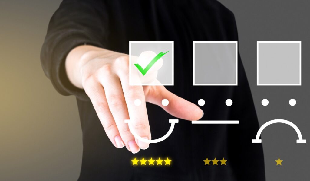 Una mano señala un signo de "check" para calificar a una marca como satisfactoria.