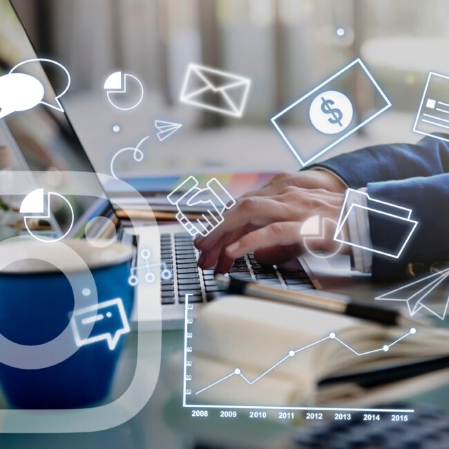 Persona trabajando en laptop con íconos digitales que representan estrategias y herramientas para vender en Instagram