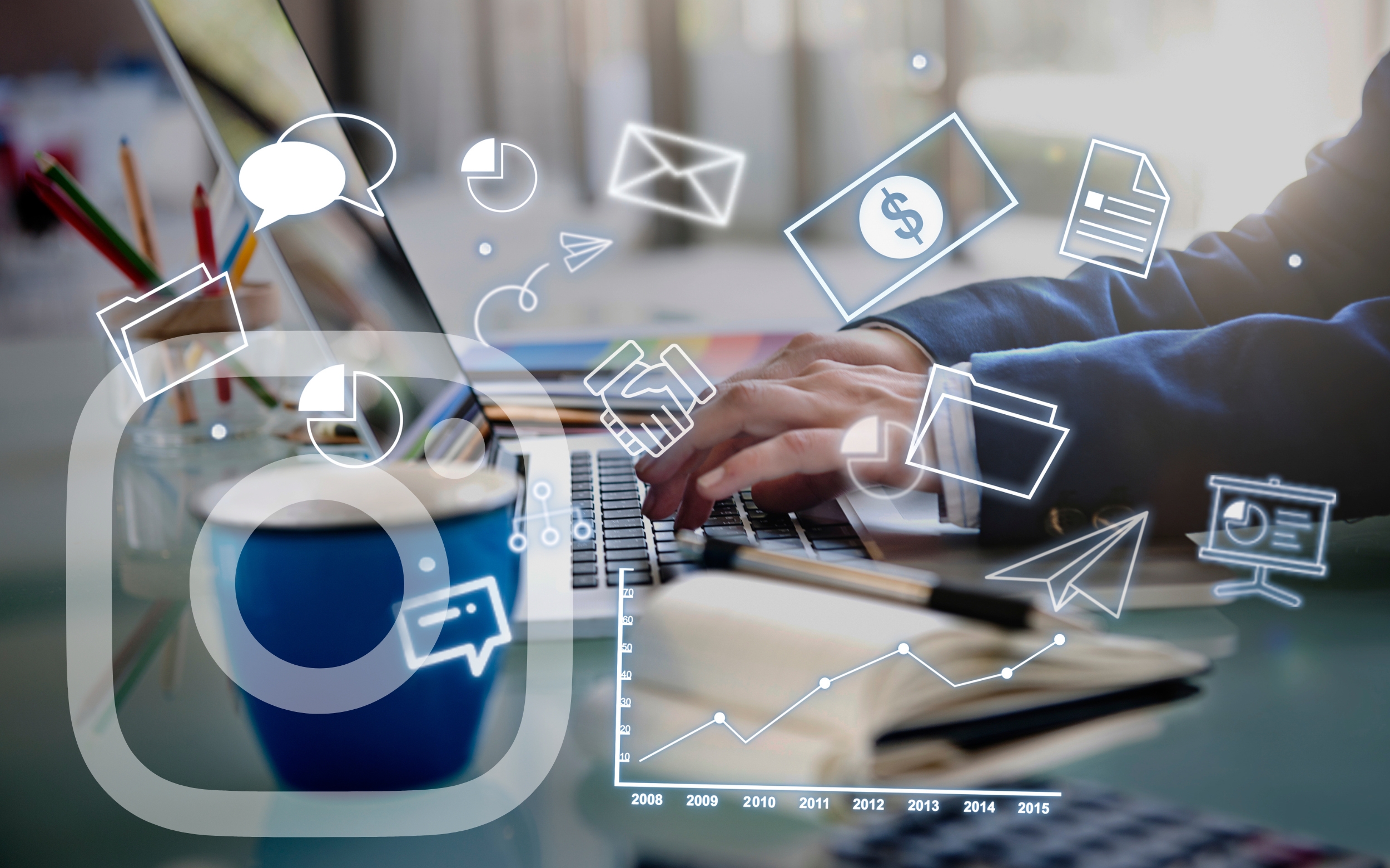 Persona trabajando en laptop con íconos digitales que representan estrategias y herramientas para vender en Instagram