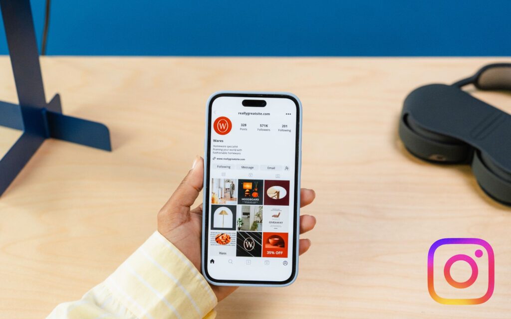  Persona revisando perfil de empresa en Instagram para aplicar mejores prácticas y evitar errores al vender productos