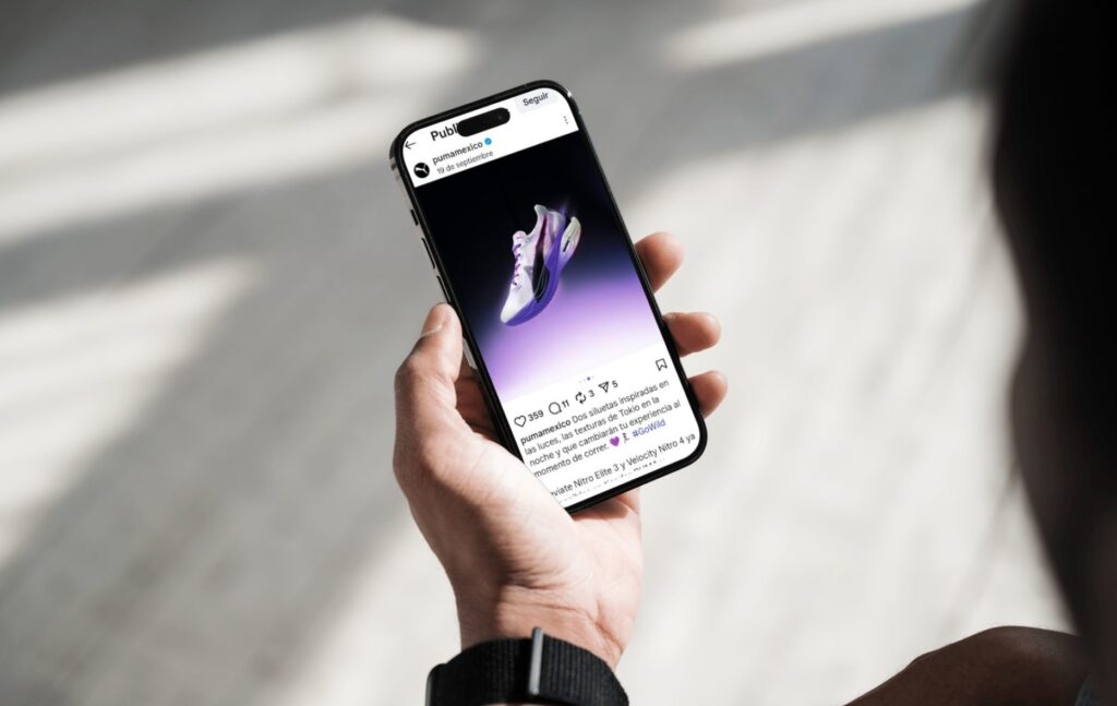  Persona sostiene celular mostrando publicación atractiva de producto en Instagram como ejemplo de estrategia de venta