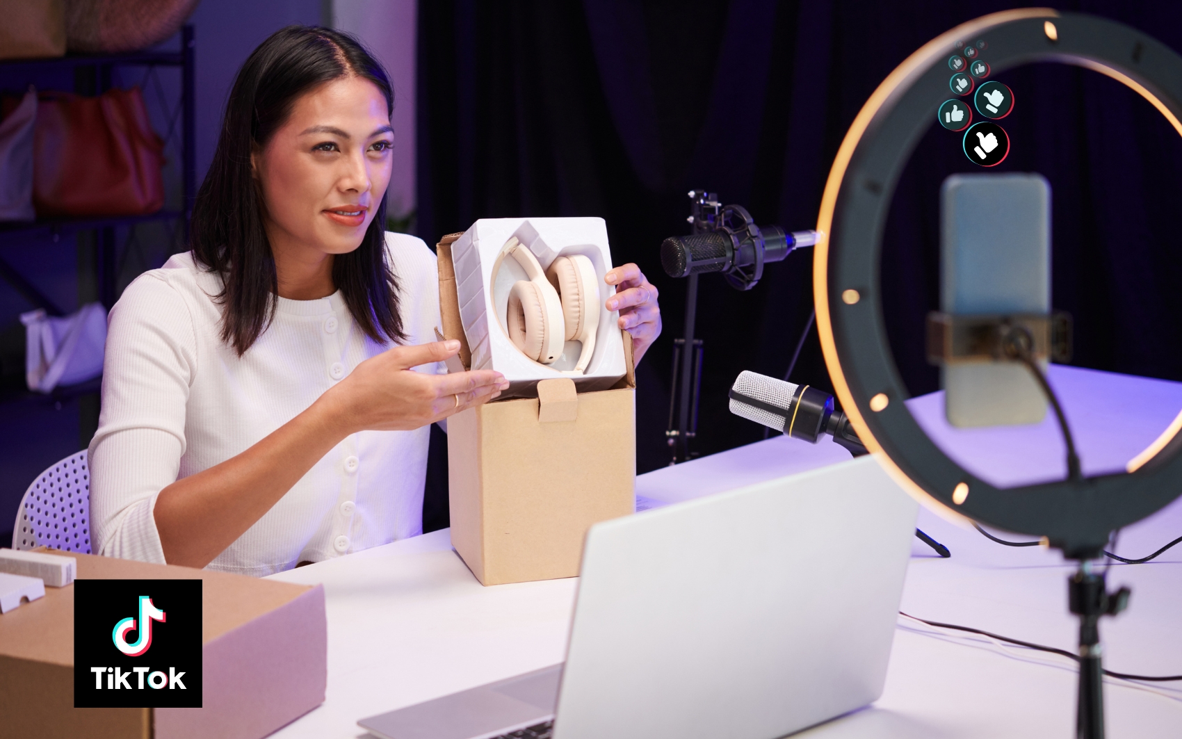 Emprendedora mexicana mostrando unos audífonos en cámara para vender en TikTok Shop desde su casa