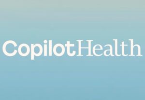 Texto 'CopilotHealth' en color blanco con una tipografía elegante y moderna, centrado sobre un fondo con un degradado suave en tonos azul claro y verde agua.