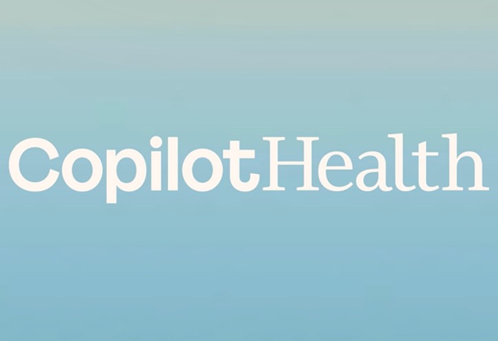 Texto 'CopilotHealth' en color blanco con una tipografía elegante y moderna, centrado sobre un fondo con un degradado suave en tonos azul claro y verde agua.