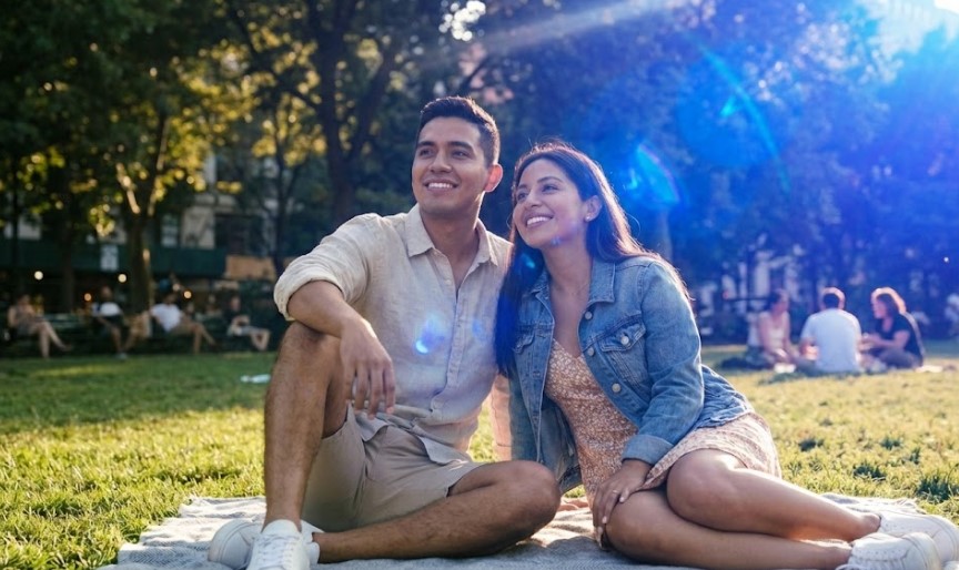 Personas al aire libre recibiendo luz azul natural del sol, asociada a regulación del ritmo circadiano, alerta y bienestar general.