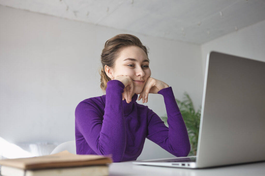 Mujer evalúa las mejores plataformas de email marketing para optimizar sus envíos.